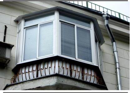 Холодное остекление балкона алюминиевыми окнами с кровлей из профлиста в Щёлково