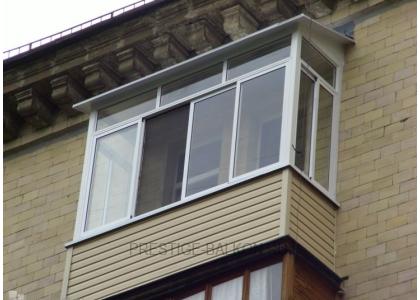 Холодное остекление балкона алюминиевыми окнами с внешней отделкой сайдингом и кровлей из профлиста в Щёлково