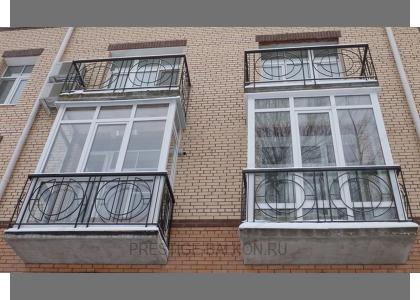 Французское остекление балкона пластиковыми окнами с фигурными ограждениями в Щёлково