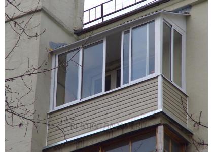 Холодное остекление балкона раздвижными окнами с выносом и крышей в Щёлково