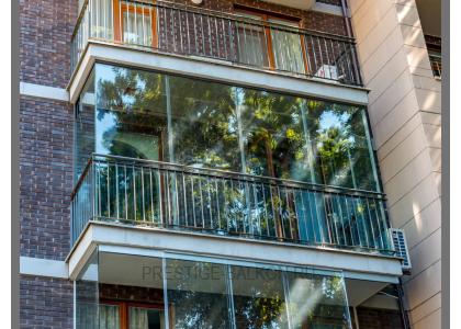 Безрамное остекление балкона с отделкой ограждений в Щёлково