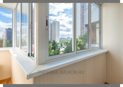 Холодное раздвижное остекление алюминиевыми окнами с отделкой стен и потолка ламинированными панели в Щёлково